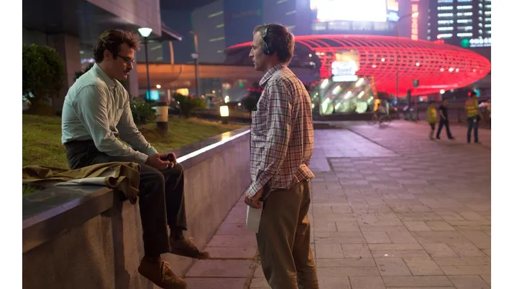 Spike Jonze le da indicaciones a Joaquin Phoenix en Her.