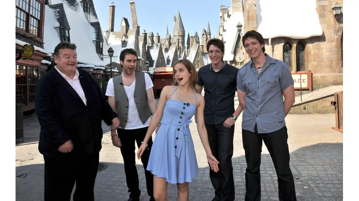 Robbie Coltrane junto al reparto de Harry Potter.