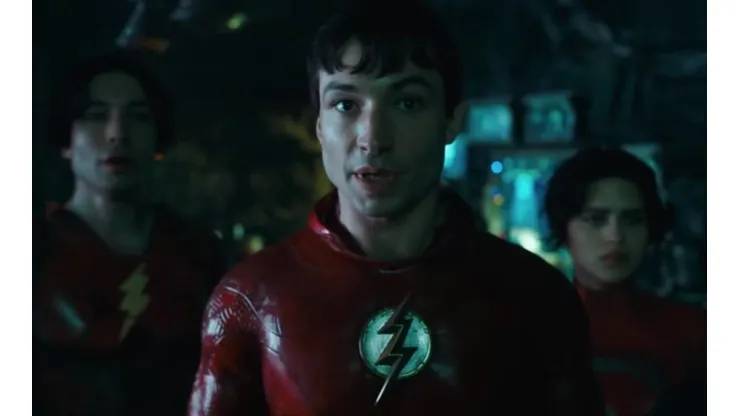 Ezra Miller como Flash