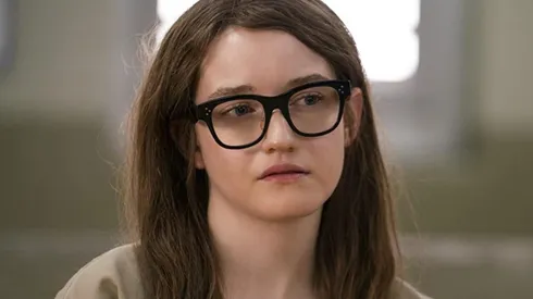 Julia Garner en Inventando a Anna