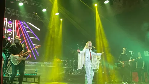 Esteman, cantante colombiano, se lució en el Teatro Vorterix de Buenos Aires.