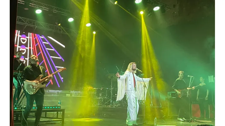 Esteman, cantante colombiano, se lució en el Teatro Vorterix de Buenos Aires.