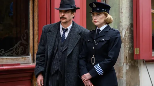 Se estrena Mira cómo corren: una entretenida parodia del cine de detectives.