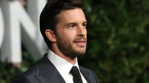 Jonathan Bailey tiene un nuevo proyecto que lo aleja de Netflix.