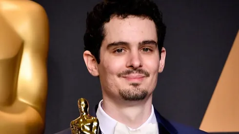 Damien Chazelle con su Oscar por La La Land.