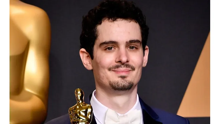 Damien Chazelle con su Oscar por La La Land.