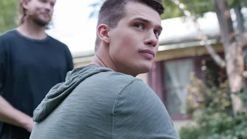 Nicholas Galitzine en Corazones Malheridos