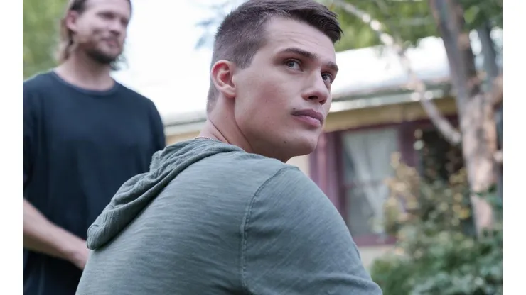 Nicholas Galitzine en Corazones Malheridos