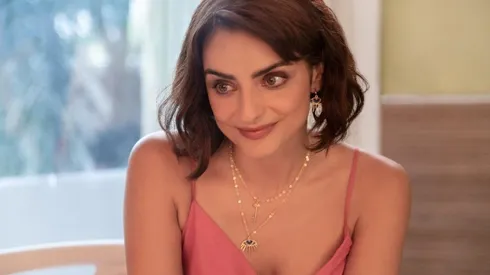 Aislinn Derbez y Renata Notni protagonizan ¿Qué culpa tiene el karma?