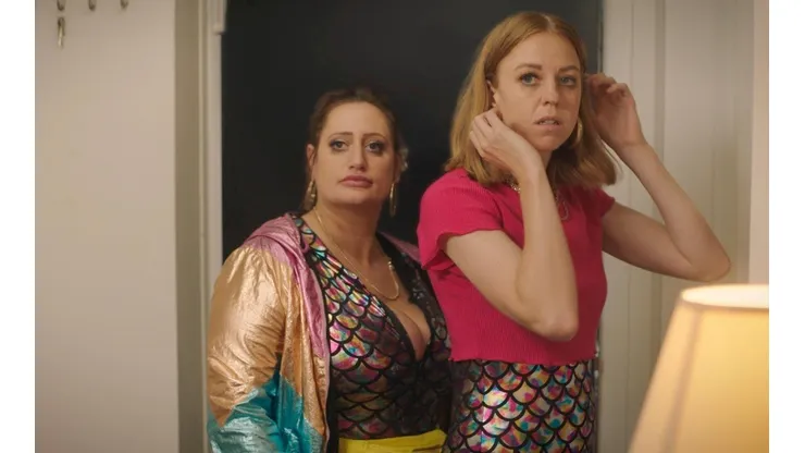 Lauren Socha y Ellie White son las protagonistas