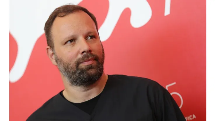 El director tiene 49 años.