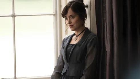 Dakota Johnson protagoniza Persuasión en Netflix.