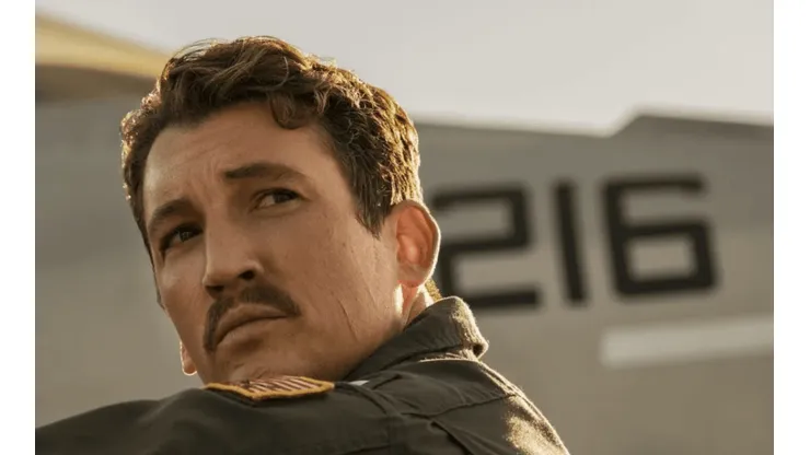 Miles Teller interpreta a Bradley Rooster Bradshaw en Top Gun: Maverick.