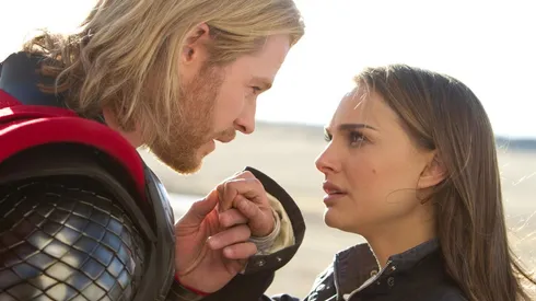 Chris Hemsworth y Natalie Portman protagonizan Thor.
