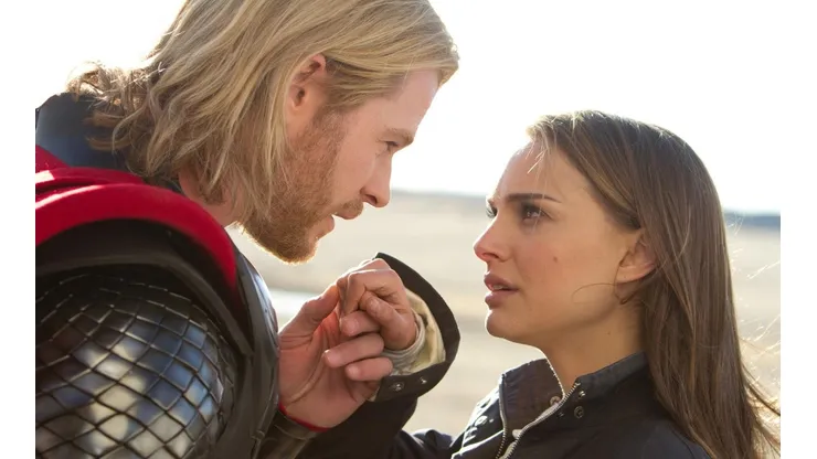 Chris Hemsworth y Natalie Portman protagonizan Thor.