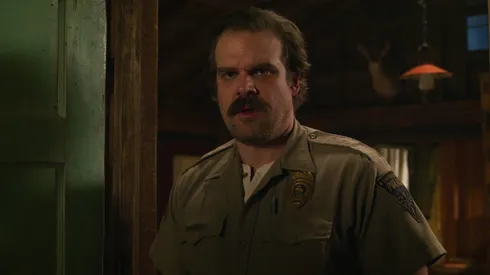 David Harbour como Hopper.