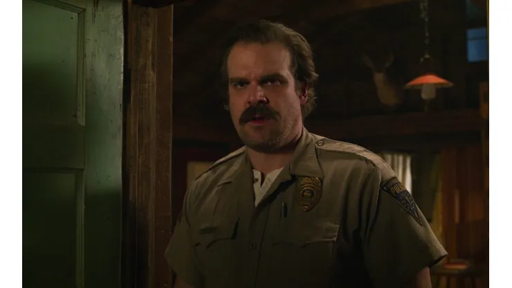 David Harbour como Hopper.