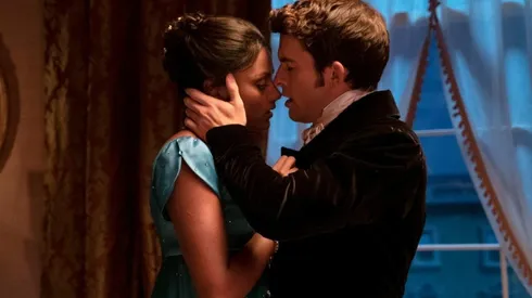 Simone Ashley y Jonathan Bailey