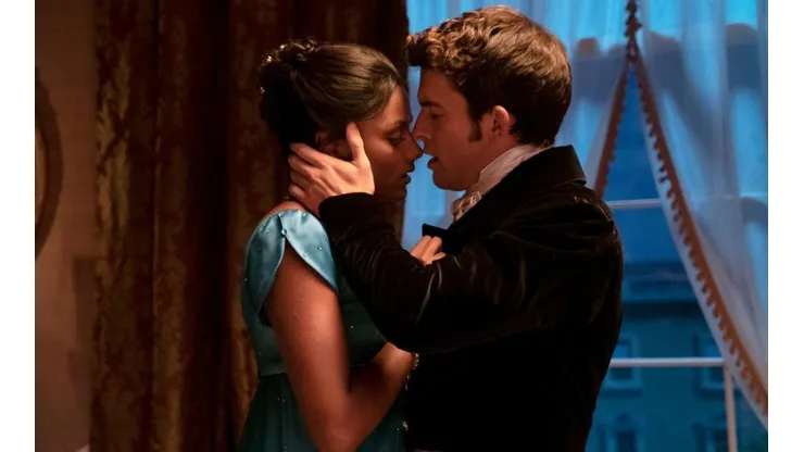 Simone Ashley y Jonathan Bailey