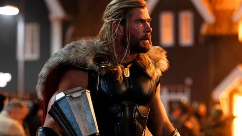 Chris Hemsworth protagoniza Thor: Love and Thunder.