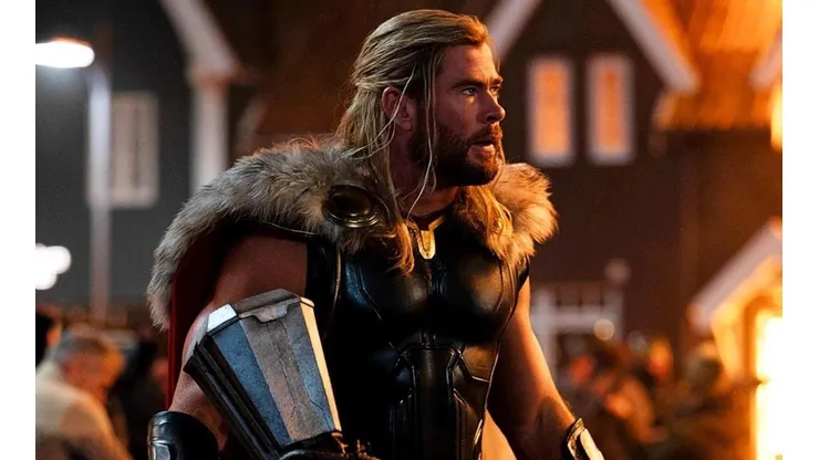 Chris Hemsworth protagoniza Thor: Love and Thunder.