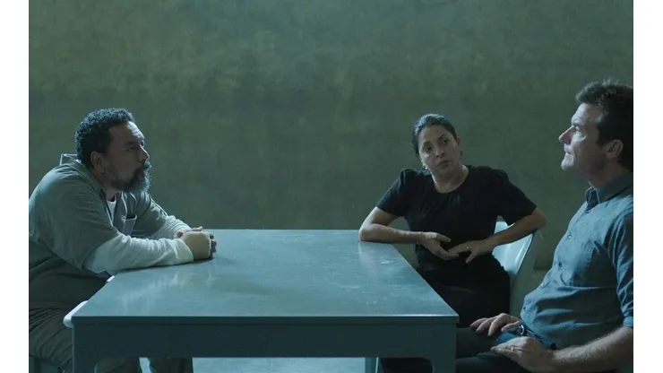 Felix Solis junto a Jason Bateman y Verónica Falcón.