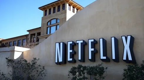 Tragedia en El Elegido: mueren en un accidente dos actores mexicanos de la serie de Netflix.