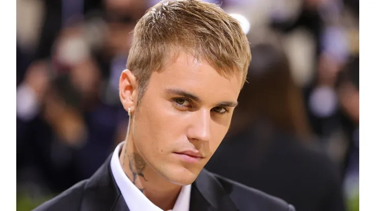 Justin Bieber tiene un virus que le genera una parálisis facial.