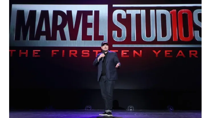 Kevin Feige hablando en un evento.
