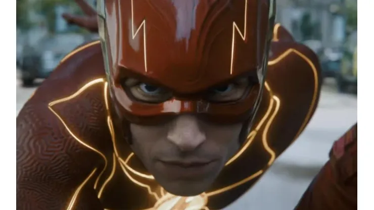 Ezra Miller como Flash