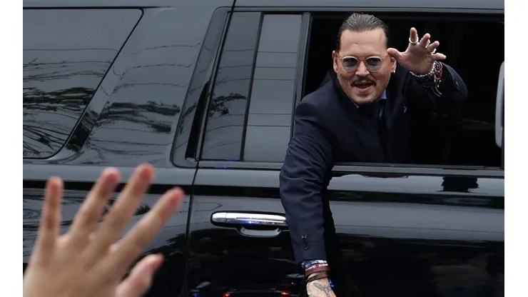 Johnny Depp saludando a sus fans.