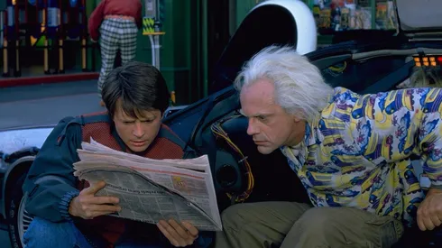Michael J. Fox y Christopher Lloyd en Volver al futuro.