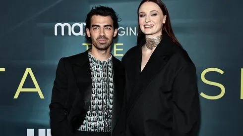Joe Jonas y Sophie Turner en la premier de La escalera.