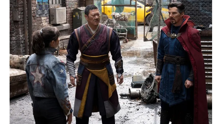 Strange y Wong junto a América Chávez, el nuevo personaje de la saga.