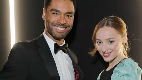 Regé-Jean Page y Phoebe Dynevor