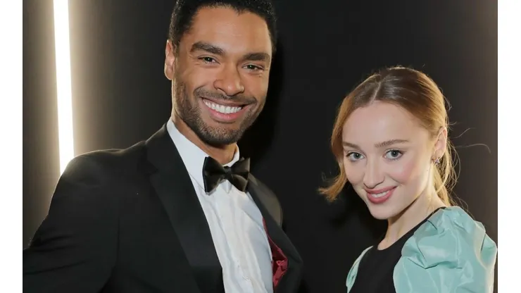 Regé-Jean Page y Phoebe Dynevor