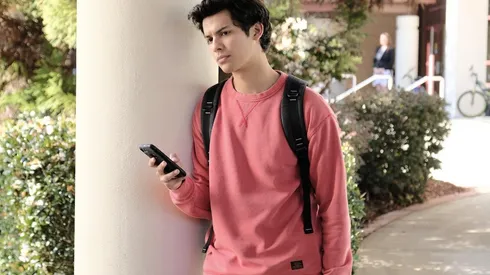 Adiós Cobra Kai y Netflix: Xolo Maridueña tiene un nuevo proyecto en HBO Max.