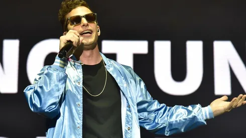Andy Samberg es quien canta la mayoría de las canciones.