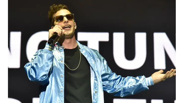Andy Samberg es quien canta la mayoría de las canciones.