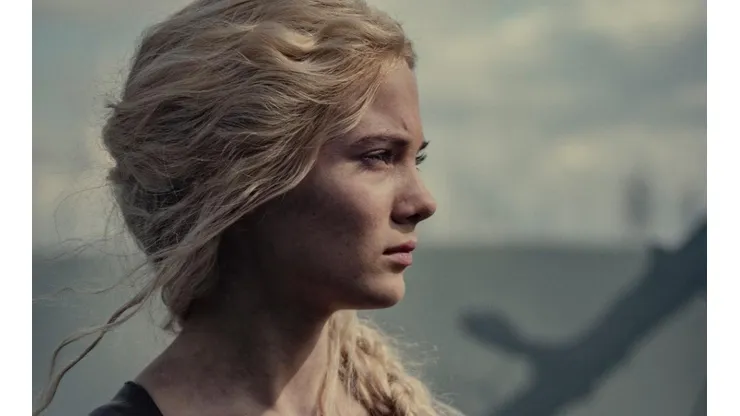 Freya Allan en The Witcher
