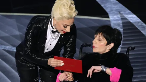 Lady Gaga presentó el premio junto a Minelli.