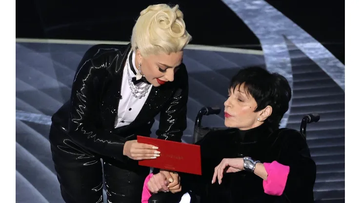 Lady Gaga presentó el premio junto a Minelli.