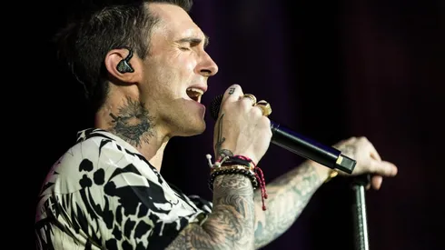 Maroon 5 interpretó una versión acústica de She Will Be Loved.