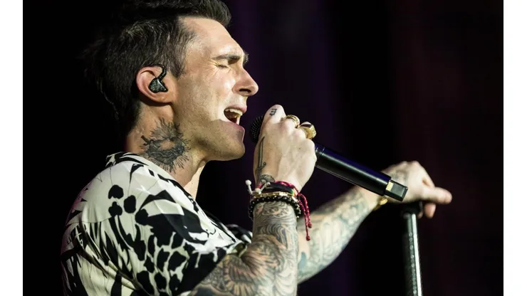 Maroon 5 interpretó una versión acústica de She Will Be Loved.