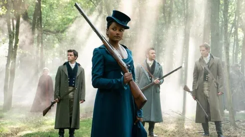 Simone Ashley como Kate Sharma