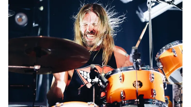 Taylor Hawkins en la premiere de Studio 666, la película de Foo Fighters.
