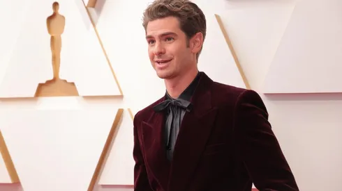 Andrew Garfield desfiló por la alfombra roja de los Premios Oscar.