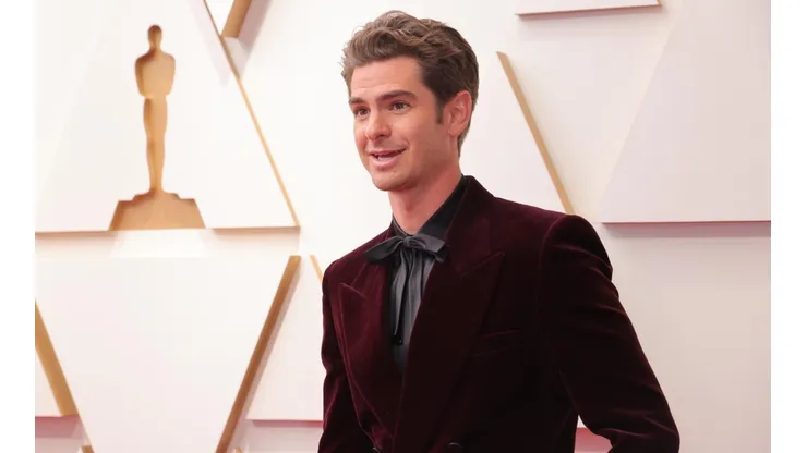 Andrew Garfield desfiló por la alfombra roja de los Premios Oscar.