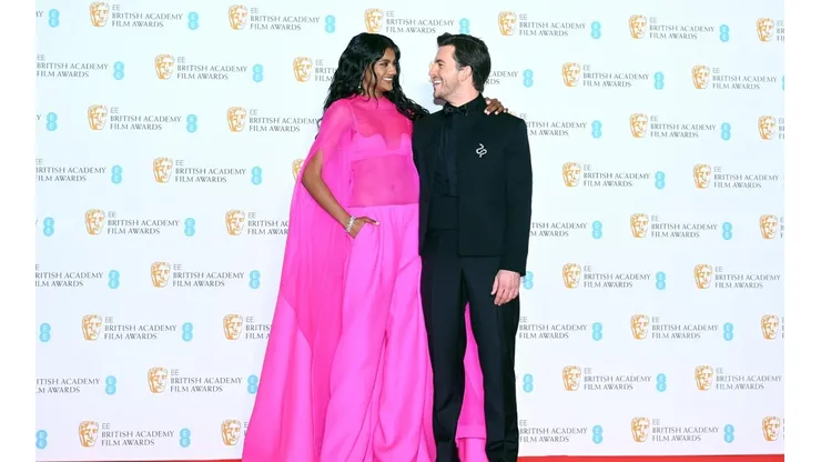 Simone Ashley y Jonathan Bailey