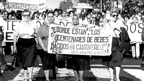 Abuelas de Plaza de Mayo en una marcha del 1982.